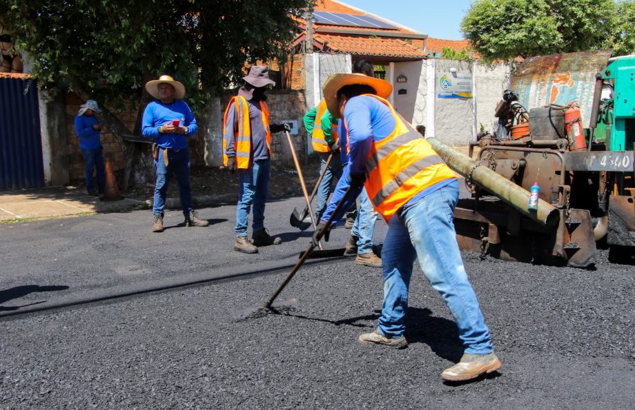 SEINTRA realiza recapeamento em 3 km de ruas do Jardim Dourados