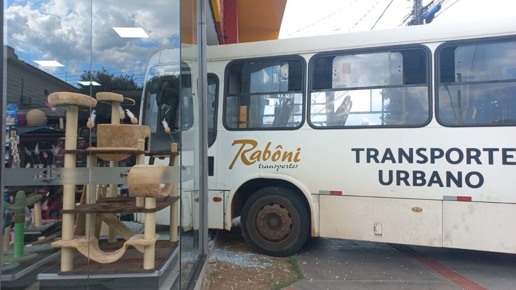 Ônibus coletivo fica sem freio e colide em comércio no centro de Três Lagoas