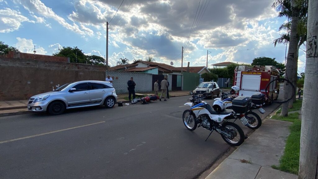 Motociclista perde controle e colide na traseira de Chevrolet Agile