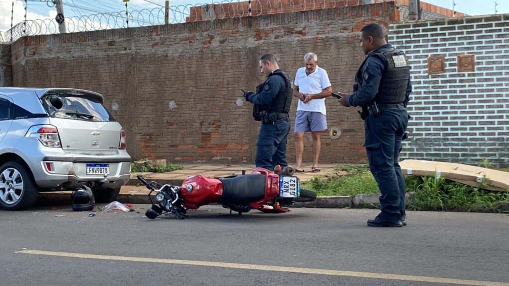 Motociclista perde controle e colide na traseira de Chevrolet Agile