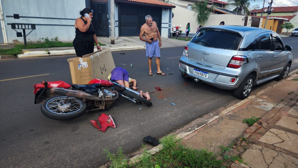 Motociclista perde controle e colide na traseira de Chevrolet Agile