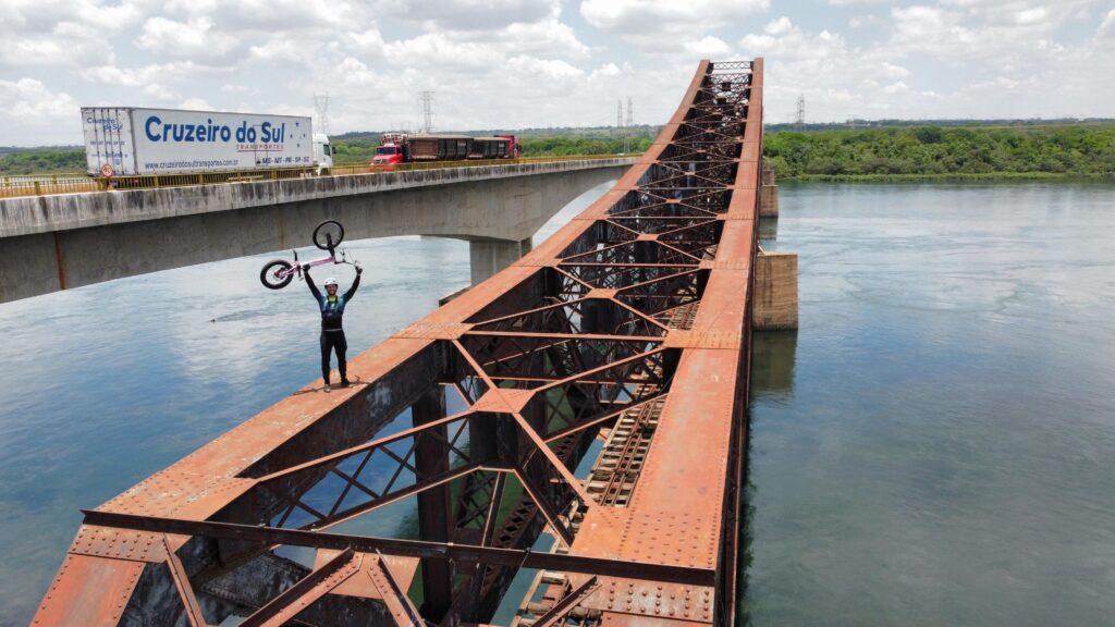 Atleta de bike trial participa de festa do Perfil News e faz manobras radicais em ponte do Rio Paraná