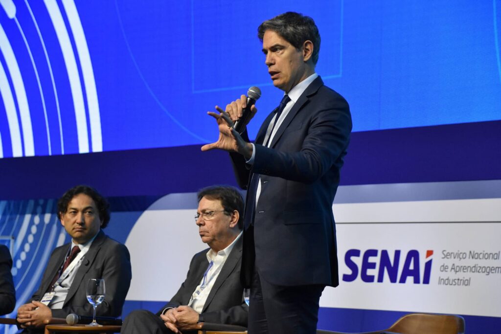 Longen debate apagão da mão de obra com ministro do Trabalho e especialistas no ENAI