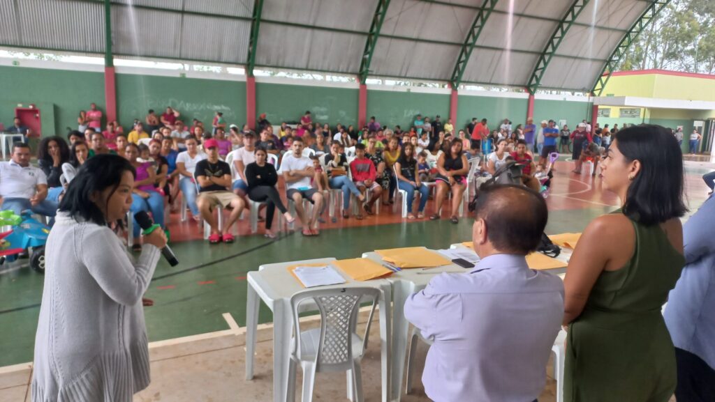 Prefeitura entrega termos de doação para beneficiados do Loteamento Nova Porto XV