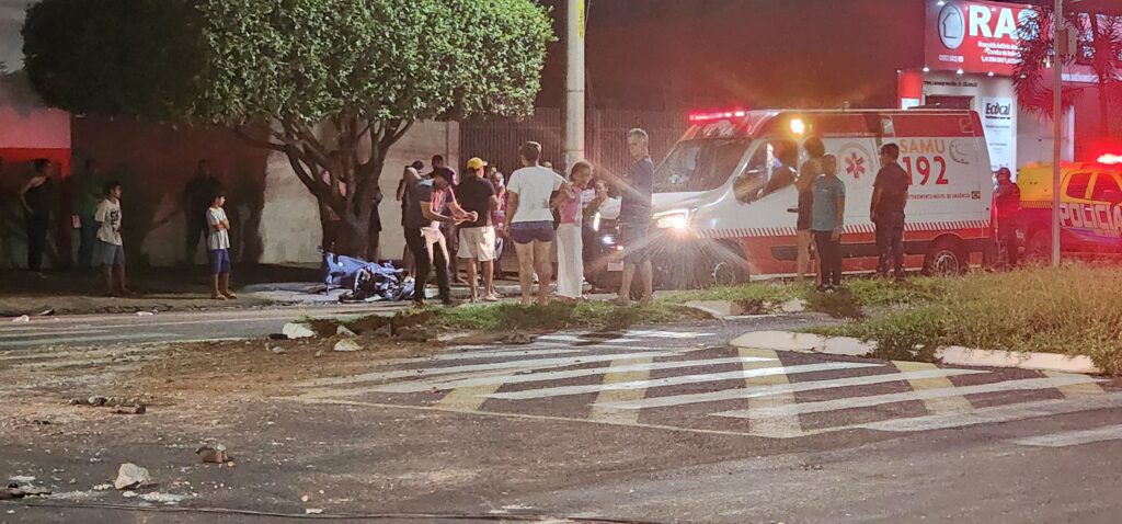 Em alta velocidade condutor de Fiat Strada atropela casal de moto e derruba semáforo na Filinto Müller