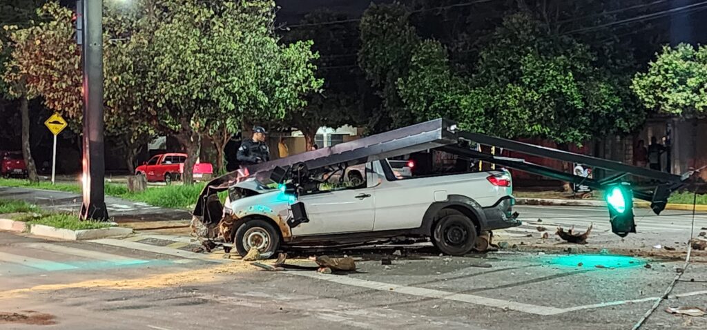 Em alta velocidade condutor de Fiat Strada atropela casal de moto e derruba semáforo na Filinto Müller