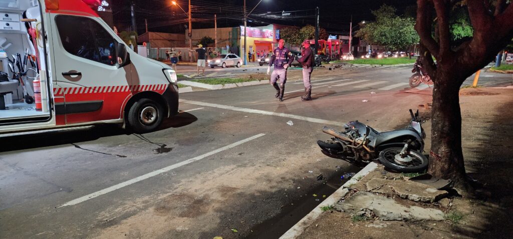 Em alta velocidade condutor de Fiat Strada atropela casal de moto e derruba semáforo na Filinto Müller