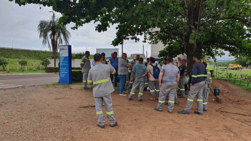 Sem negociação, trabalhadores da IBL entram para o terceiro dia de braços cruzados em frente da Usina CTG