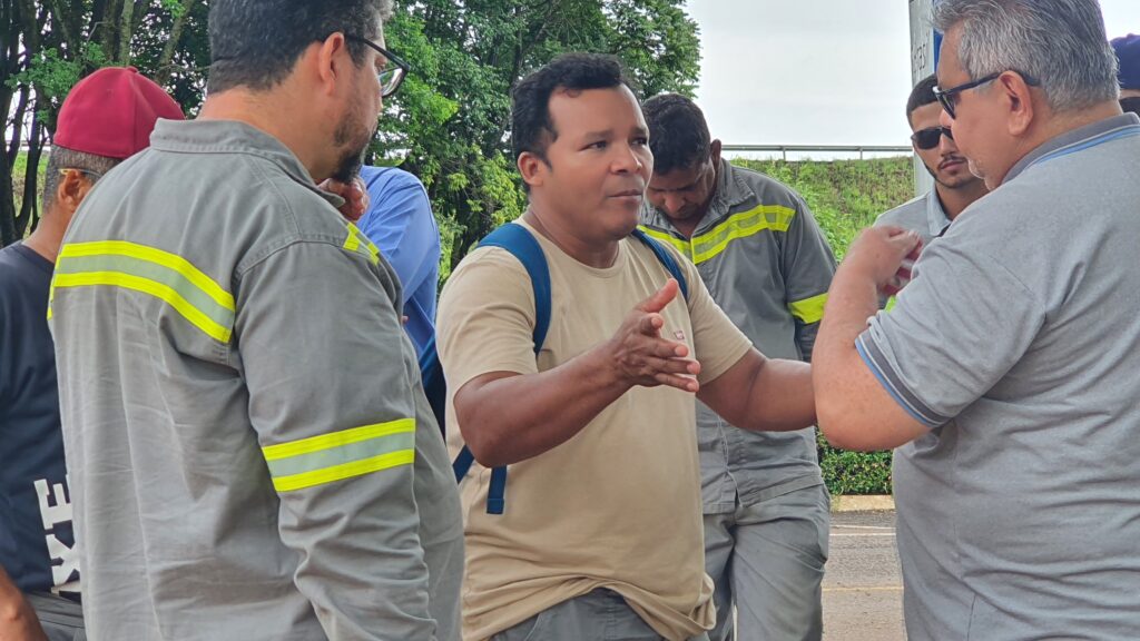 Sem negociação, trabalhadores da IBL entram para o terceiro dia de braços cruzados em frente da Usina CTG