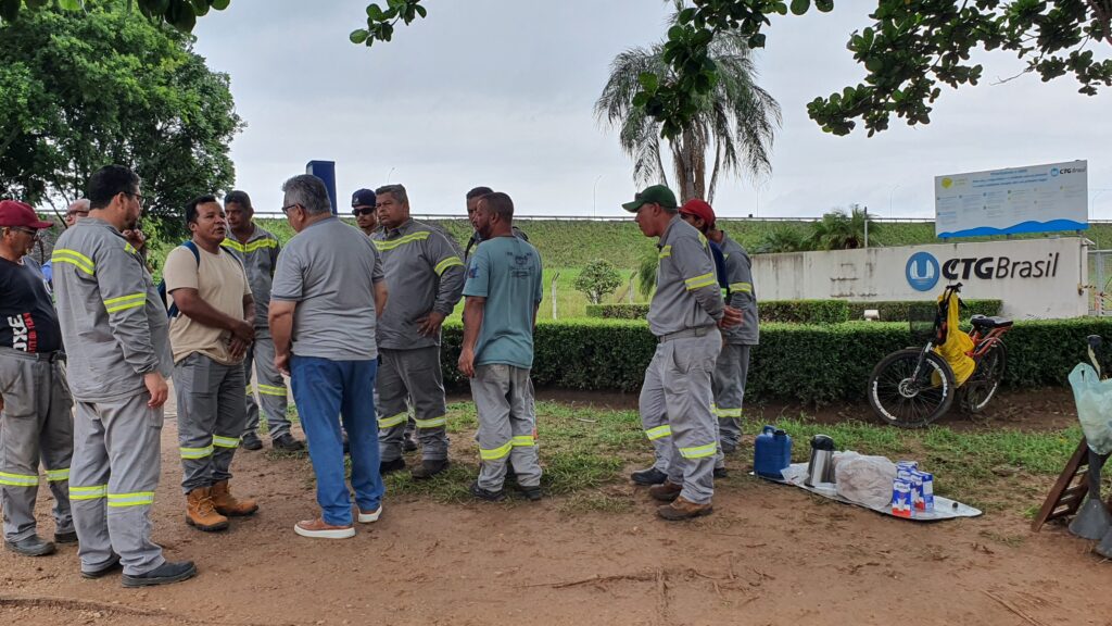 Sem negociação, trabalhadores da IBL entram para o terceiro dia de braços cruzados em frente da Usina CTG