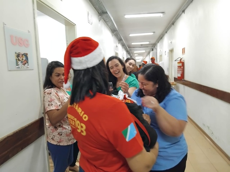 Bombeiros, cães terapêuticos e música encantam o Humap-UFMS/Ebserh