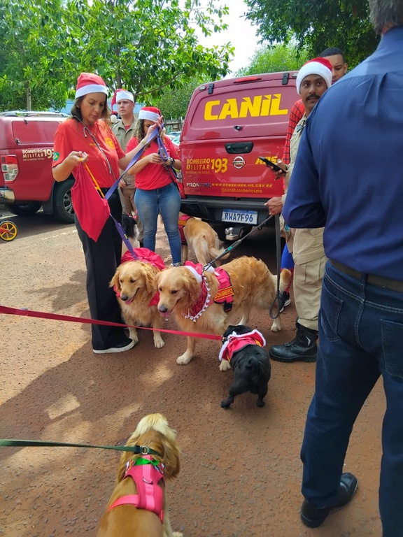 Bombeiros, cães terapêuticos e música encantam o Humap-UFMS/Ebserh