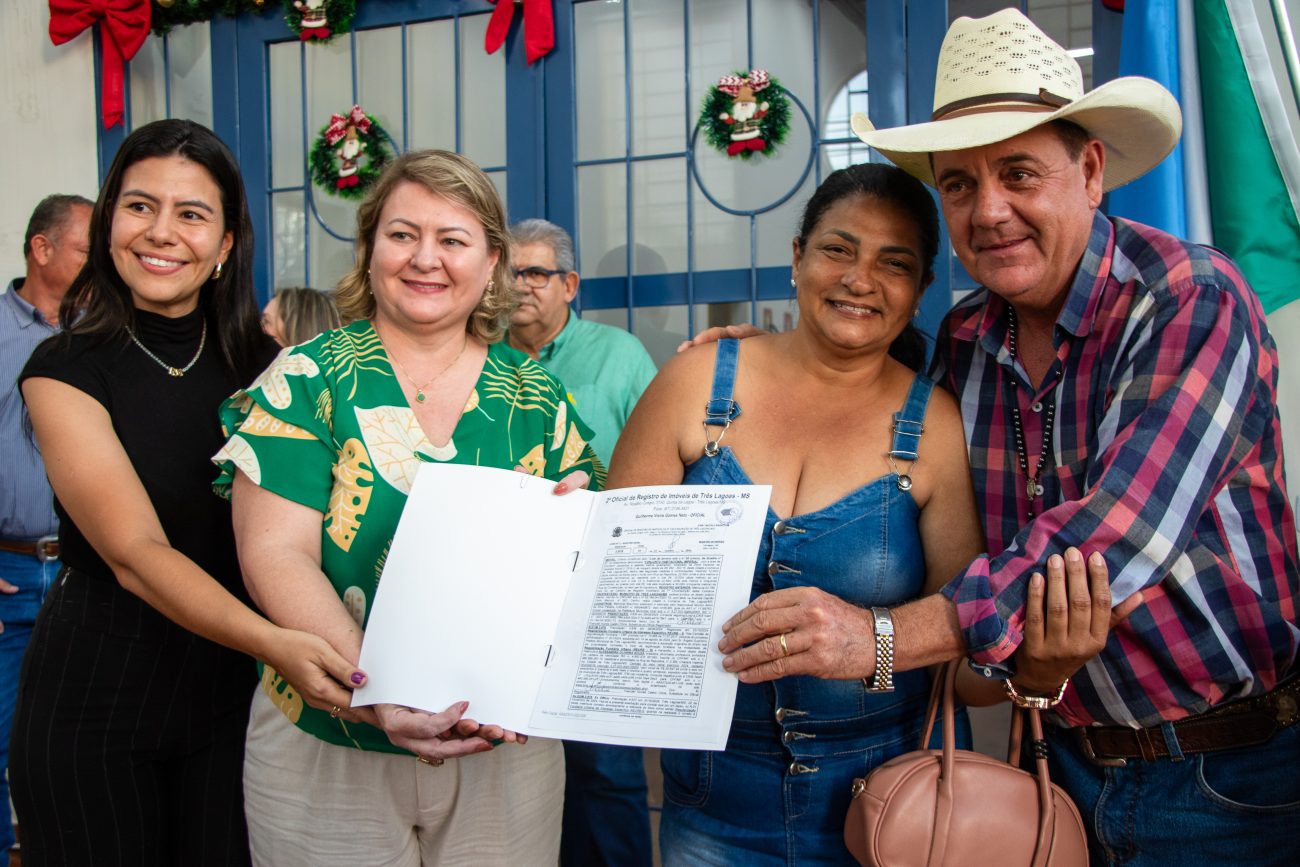 Mais 64 famílias de Três Lagoas recebem Títulos de Regularização Fundiária de seus imóveis