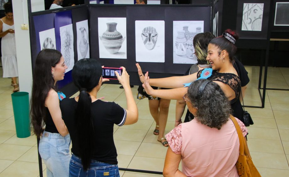 Biblioteca Municipal recebeu exposição de arte local “Evolução, um Olhar na Arte”