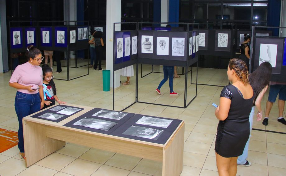 Biblioteca Municipal recebeu exposição de arte local “Evolução, um Olhar na Arte”