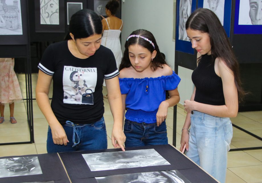 Biblioteca Municipal recebeu exposição de arte local “Evolução, um Olhar na Arte”