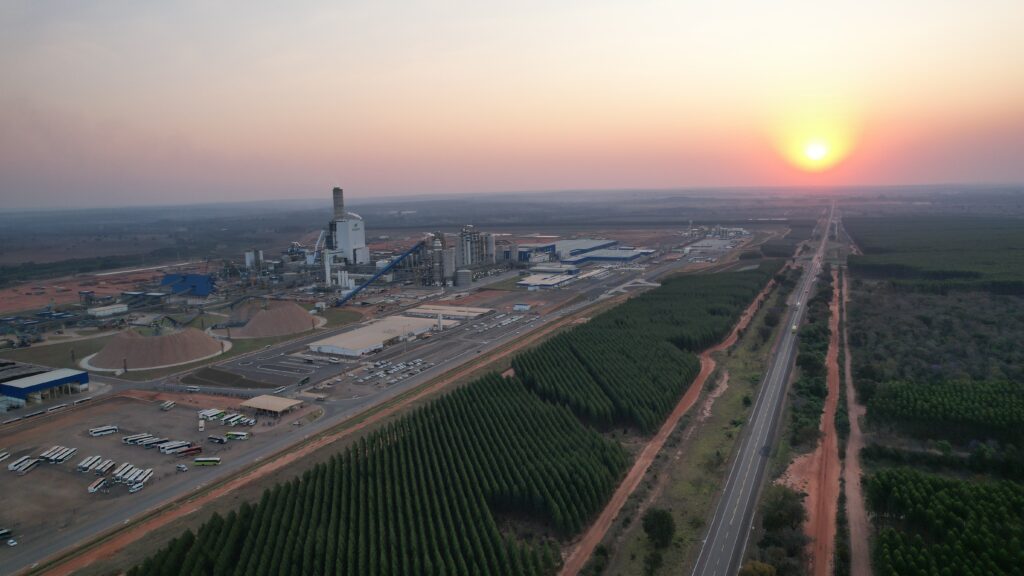 Tentando 'quebrar resistências' com o agronegócio, Lula participa da inauguração da Suzano de Ribas