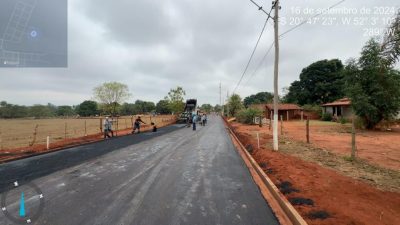 Obras de drenagem e pavimentação de diversas ruas do Distrito de Arapuá continuam