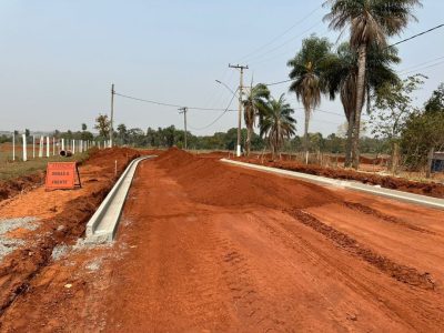 Obras de drenagem e pavimentação de diversas ruas do Distrito de Arapuá continuam