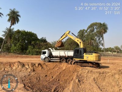 Obras de drenagem e pavimentação de diversas ruas do Distrito de Arapuá continuam