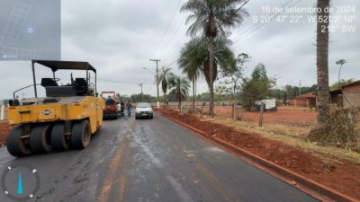 Obras de drenagem e pavimentação de diversas ruas do Distrito de Arapuá continuam