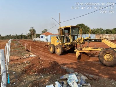 Obras de drenagem e pavimentação de diversas ruas do Distrito de Arapuá continuam