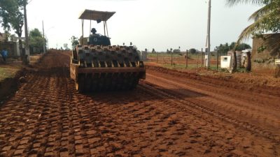 Obras de drenagem e pavimentação de diversas ruas do Distrito de Arapuá continuam