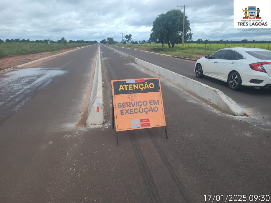 RISCO AO CONDUTOR – Equipe do DSP relata que alguém tem retirado sinalização da obra da avenida do Balneário Municipal