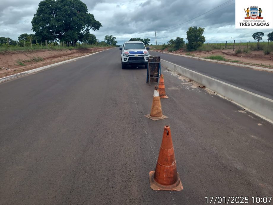 RISCO AO CONDUTOR – Equipe do DSP relata que alguém tem retirado sinalização da obra da avenida do Balneário Municipal