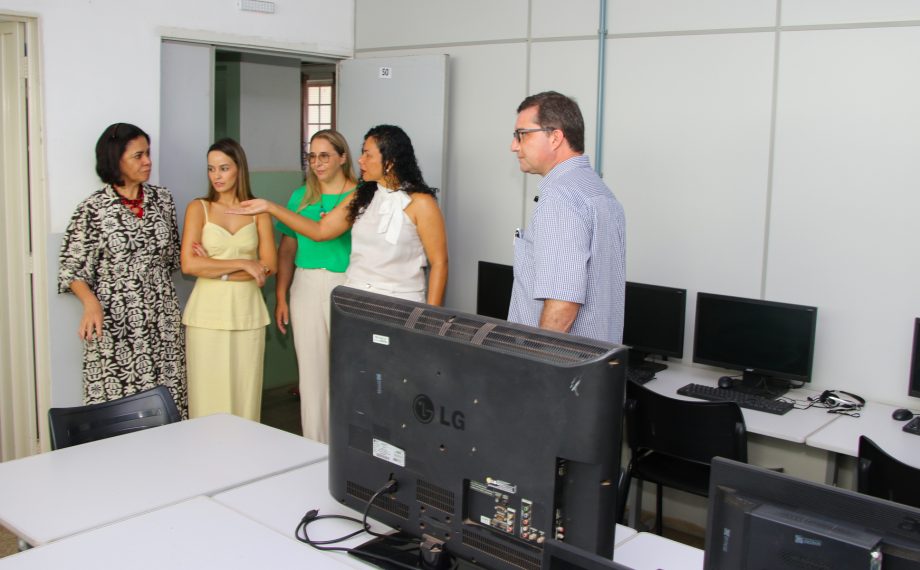 Prefeito visita Unidades da Rede Municipal de Ensino para acompanhar preparativos e ouvir demandas