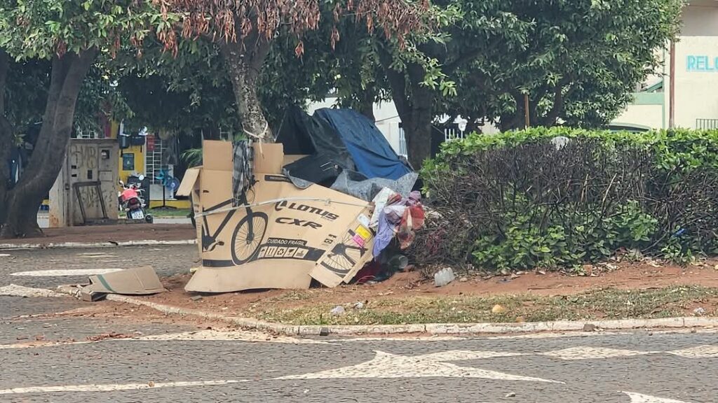 Pessoas em situação de rua aumenta em Três Lagoas; cartões postais da cidade viram abrigo