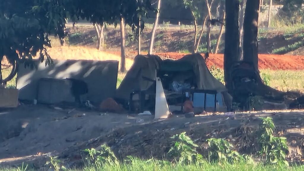 Pessoas em situação de rua aumenta em Três Lagoas; cartões postais da cidade viram abrigo