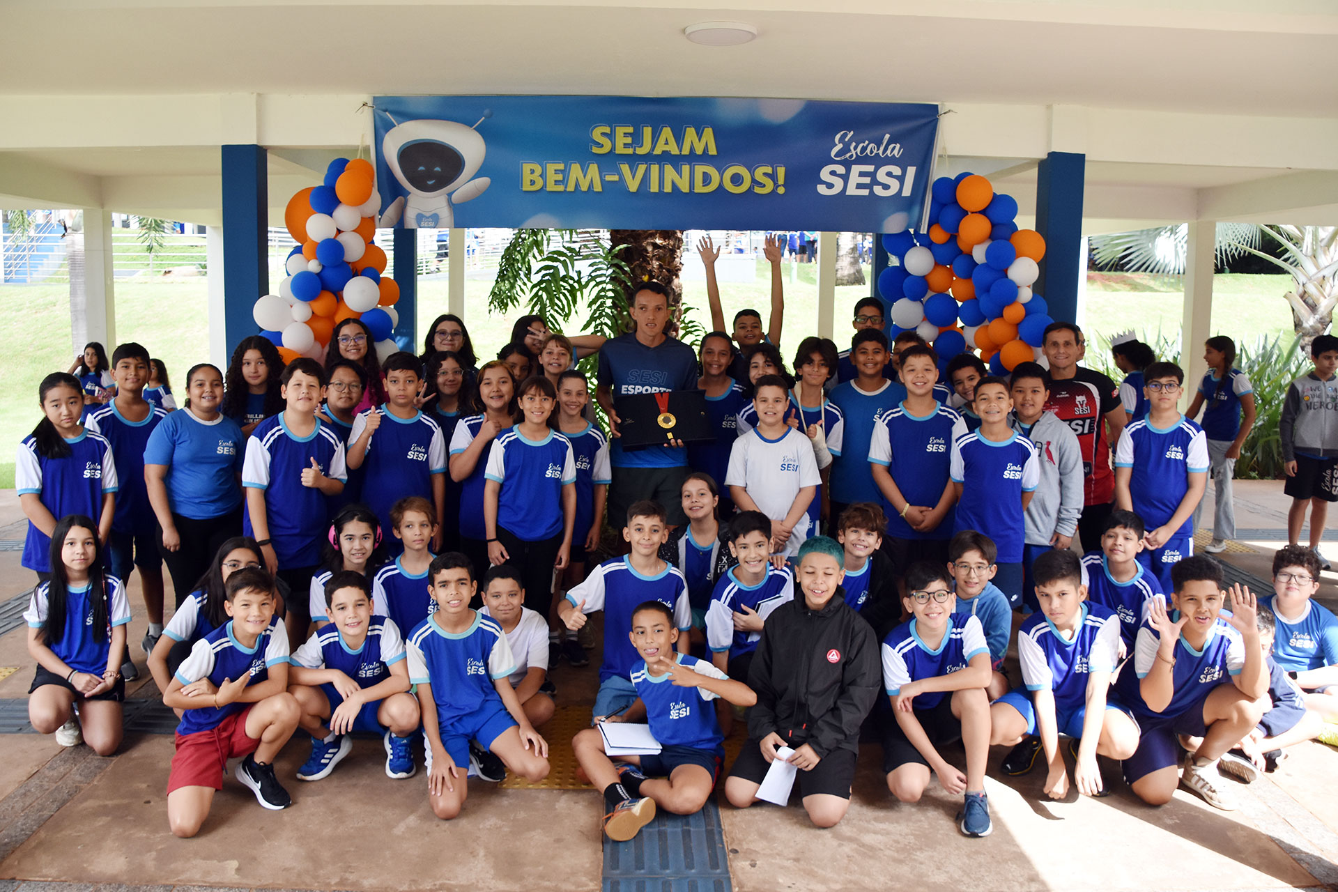 Escola Sesi promove encontro de alunos com o campeão paralímpico Yelstin Jacques