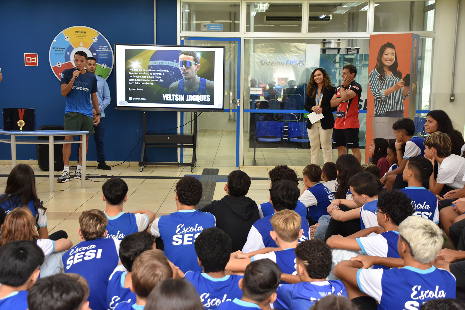 Escola Sesi promove encontro de alunos com o campeão paralímpico Yelstin Jacques