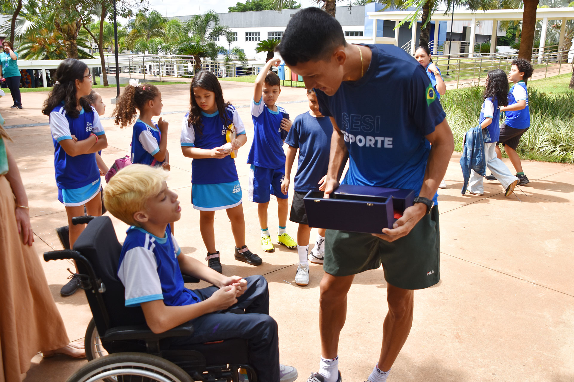 Escola Sesi promove encontro de alunos com o campeão paralímpico Yelstin Jacques