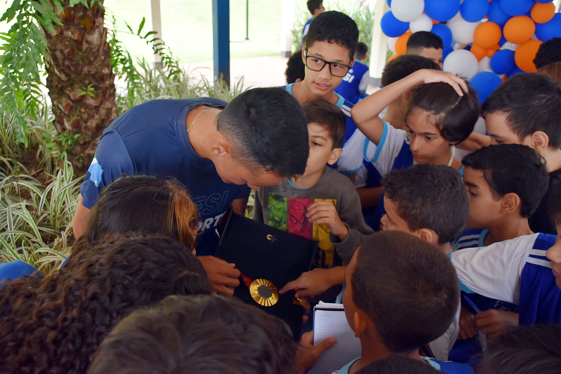 Escola Sesi promove encontro de alunos com o campeão paralímpico Yelstin Jacques