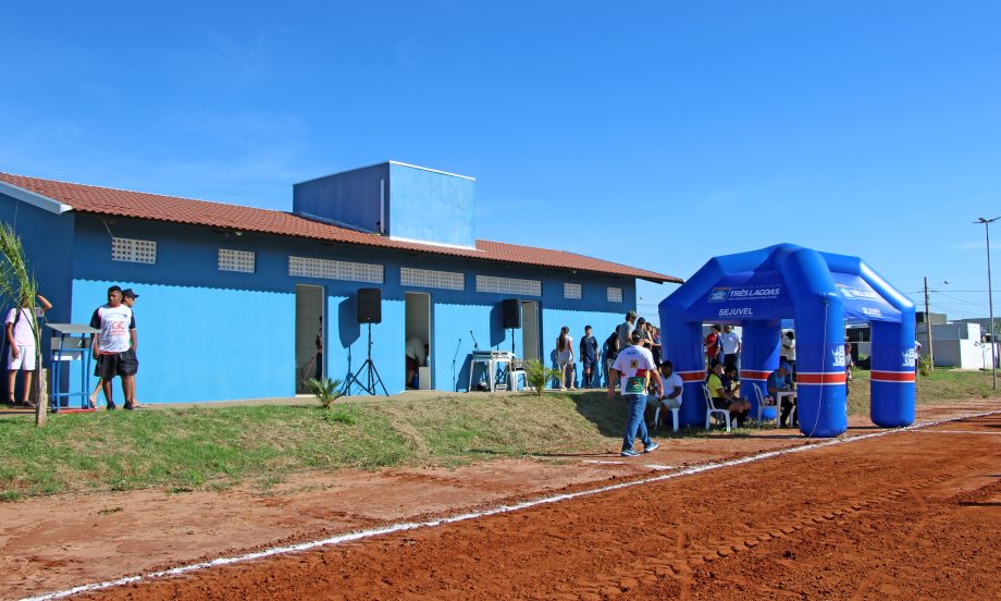 Prefeito inaugura campo de futebol no bairro Bela Vista da Lagoa