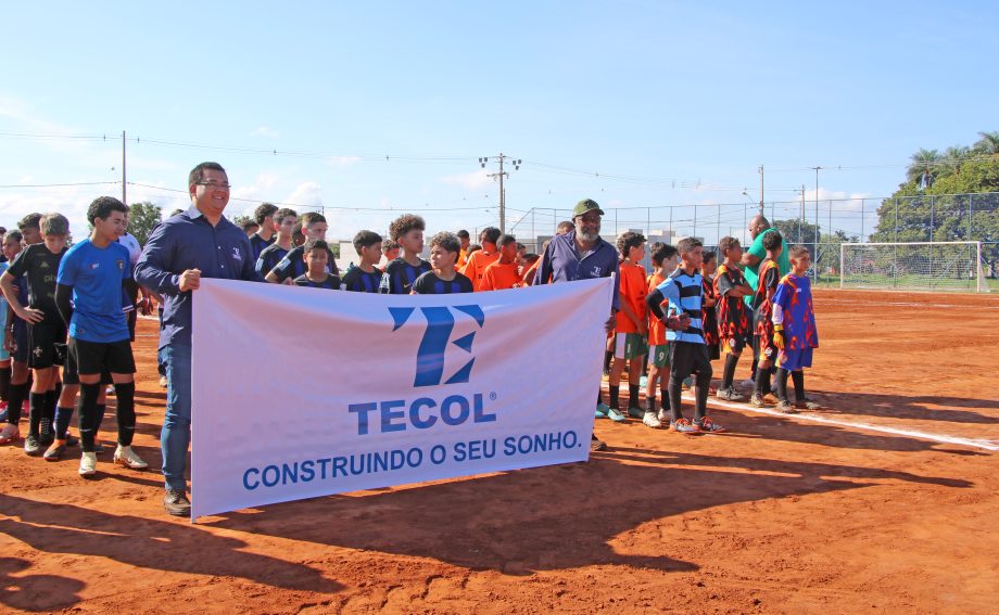 Prefeito inaugura campo de futebol no bairro Bela Vista da Lagoa