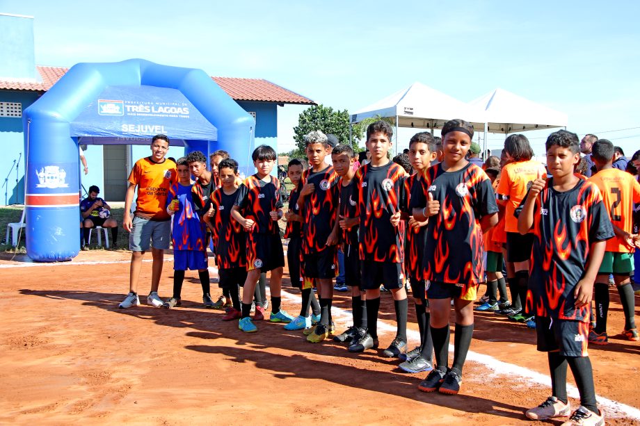 Prefeito inaugura campo de futebol no bairro Bela Vista da Lagoa