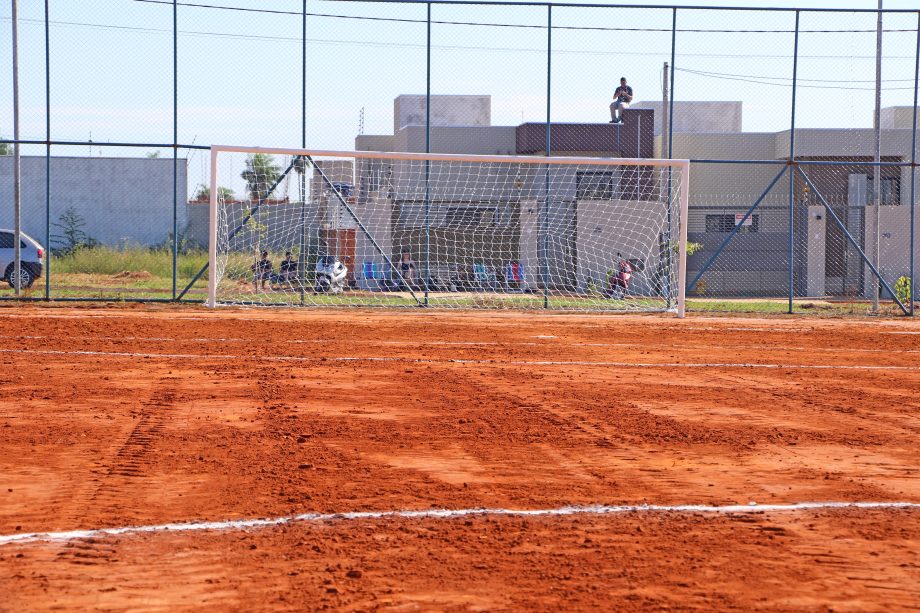 Prefeito inaugura campo de futebol no bairro Bela Vista da Lagoa