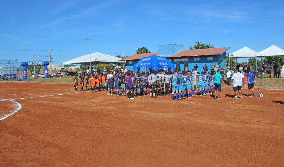 Prefeito inaugura campo de futebol no bairro Bela Vista da Lagoa