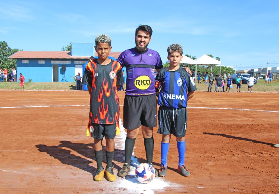 Prefeito inaugura campo de futebol no bairro Bela Vista da Lagoa