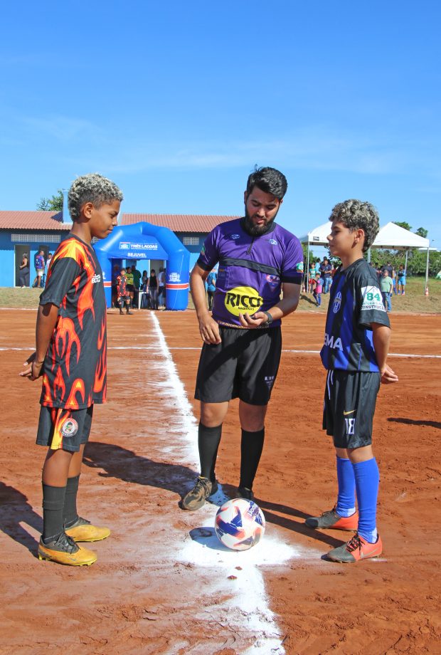 Prefeito inaugura campo de futebol no bairro Bela Vista da Lagoa