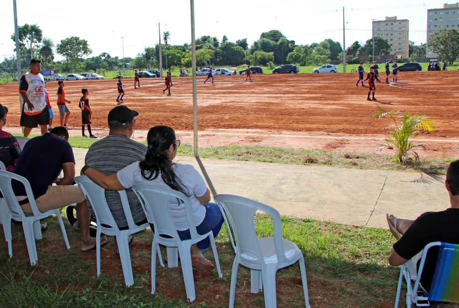 Prefeito inaugura campo de futebol no bairro Bela Vista da Lagoa