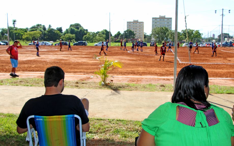 Prefeito inaugura campo de futebol no bairro Bela Vista da Lagoa