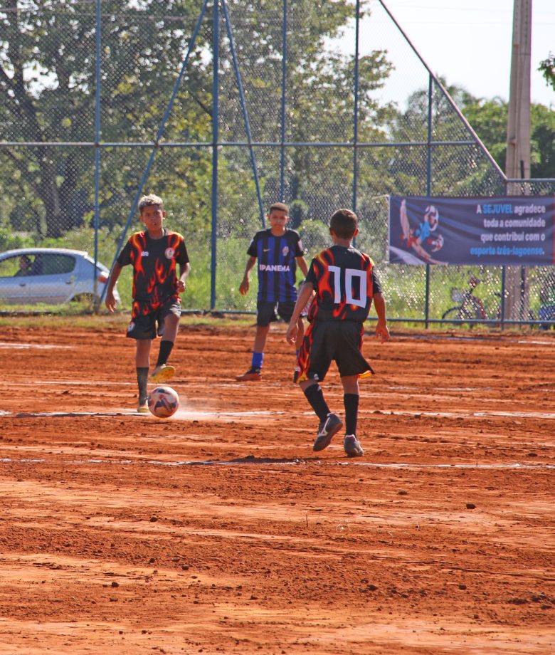 Prefeito inaugura campo de futebol no bairro Bela Vista da Lagoa