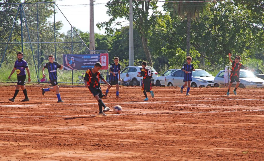 Prefeito inaugura campo de futebol no bairro Bela Vista da Lagoa