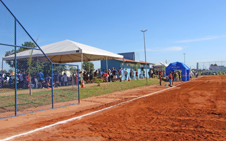 Prefeito inaugura campo de futebol no bairro Bela Vista da Lagoa