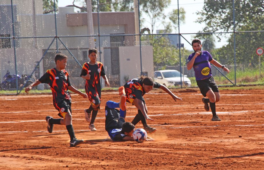 Prefeito inaugura campo de futebol no bairro Bela Vista da Lagoa