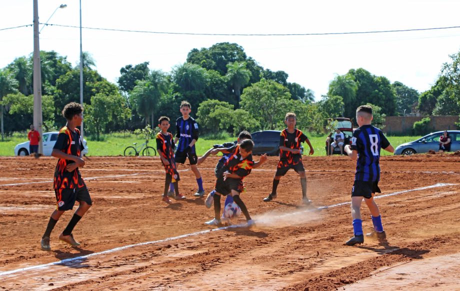 Prefeito inaugura campo de futebol no bairro Bela Vista da Lagoa